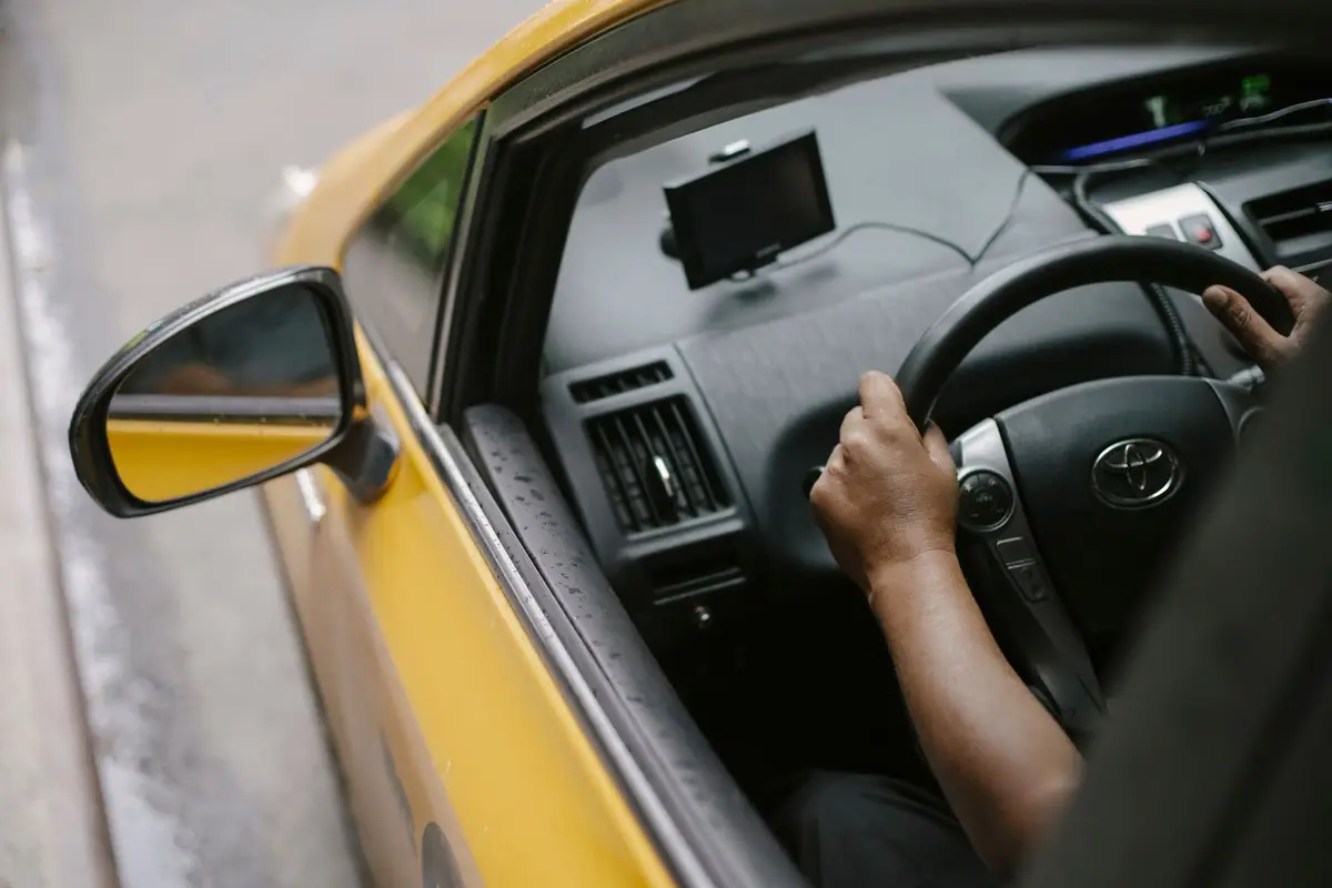 Șofer profesionist Taxi Select Orhei la volan - siguranța pasagerilor